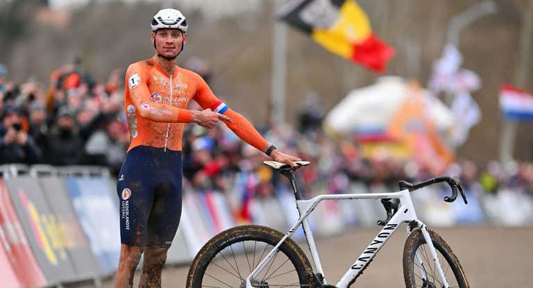 Van der Poel, tras cruzar la línea de meta en Tabor (Chequia).