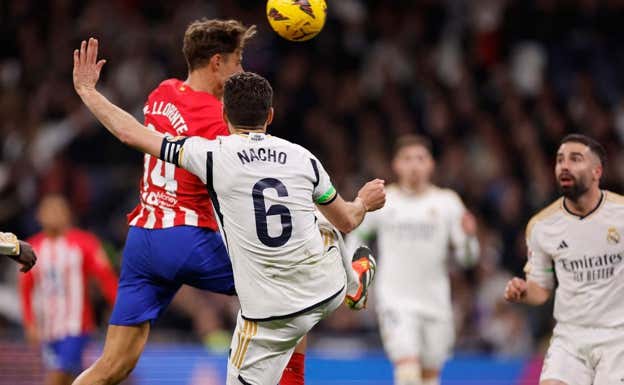 Llorente remata ante Nacho y Carvajal. AFP