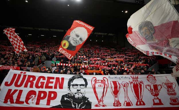 El fondo de The Kopp con una pancarta de Jürgen Klopp. AFP