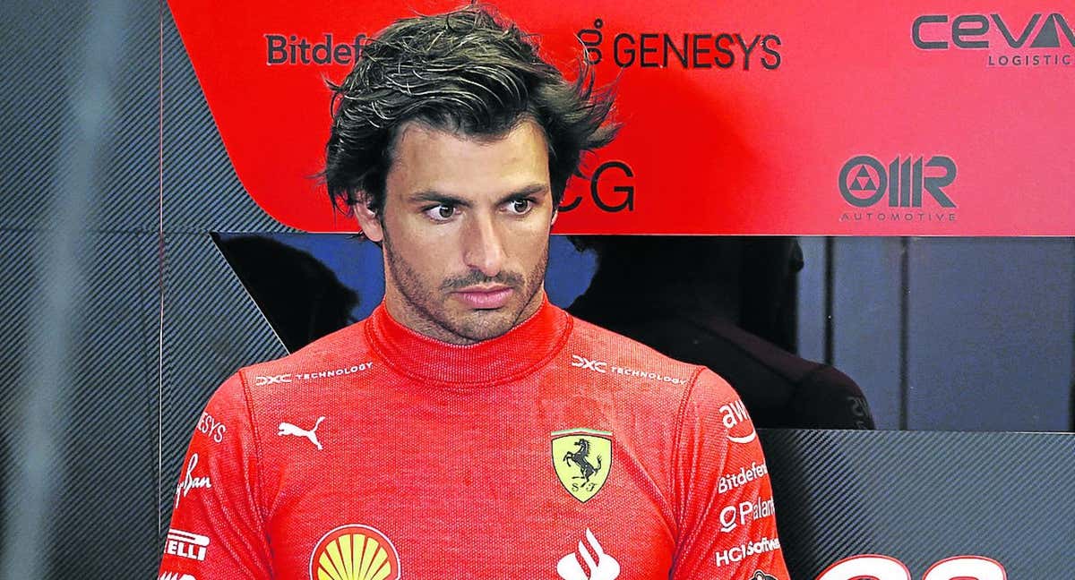 Carlos Sainz, en el box de Ferrari./Reuters