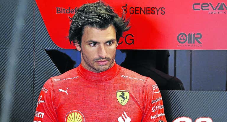 Carlos Sainz, en el box de Ferrari.