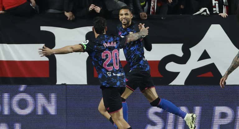 En-Nesyri e Isaac festejan uno de los goles.