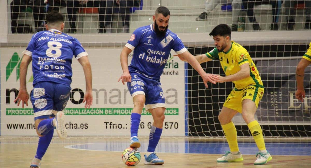 Juan Emilio controla un balón ante Dani Zurdo, en un partido frente al Jaén Paraíso Interior.