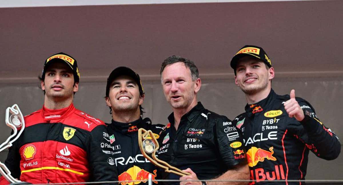 Chris Horner, junto a Checo Pérez, Max Verstappen y Carlos Sainz en el podio en Mónaco. /Reuters