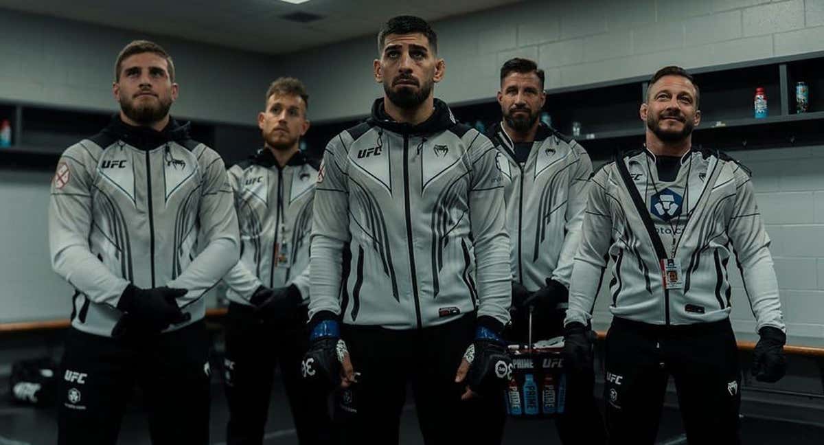 Ilia Topuria, junto a su equipo, antes de salir a su combate frente a Josh Emett.