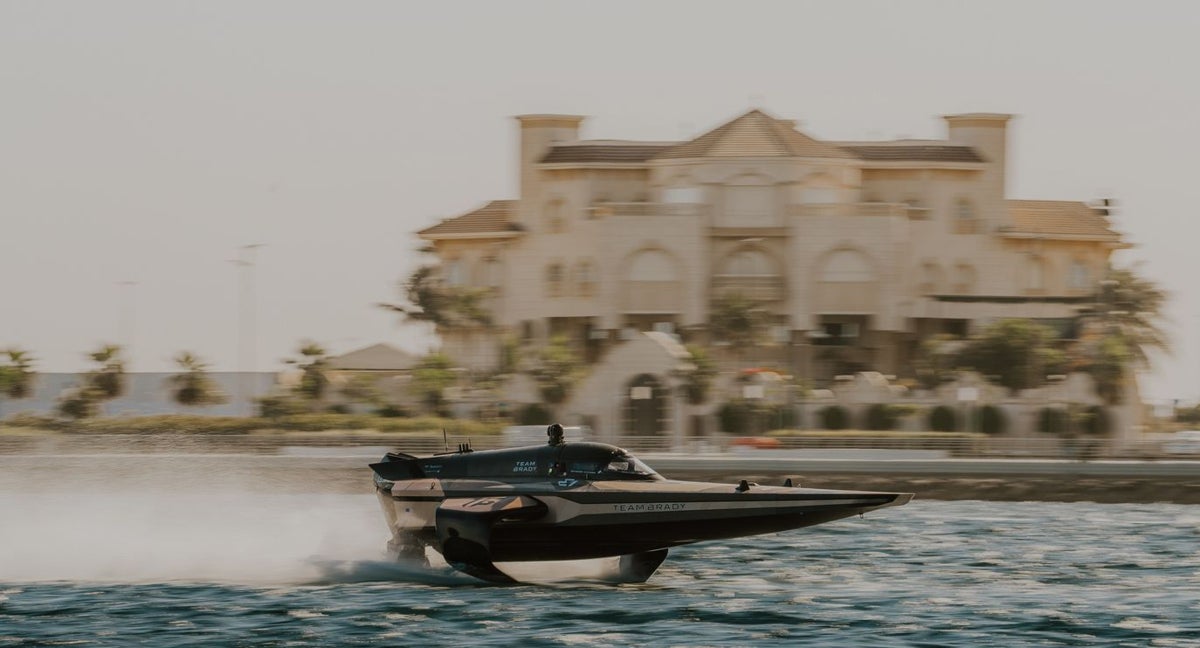 El barco del Team Brady vuela en Jeddah.