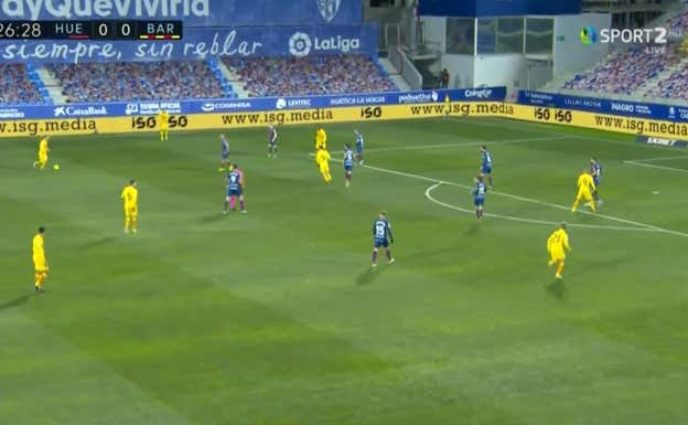 Frenkie De Jong carga el área del Huesca cuando Messi tiene la pelota.  WYSCOUT