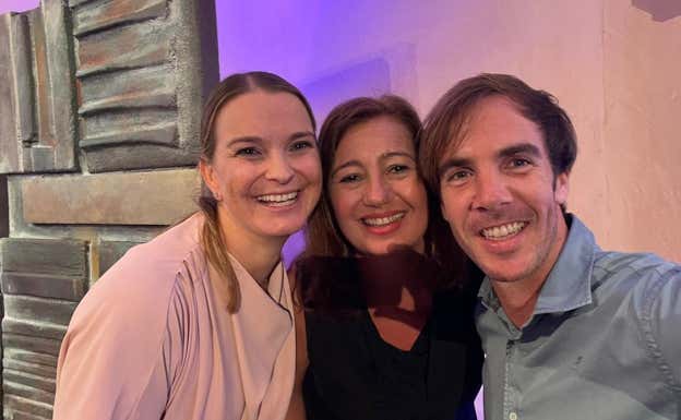 Carlos Barrón en un divertido selfie 'político' con Marga Prohens y Francine Armengol.  PALMA FUTSAL