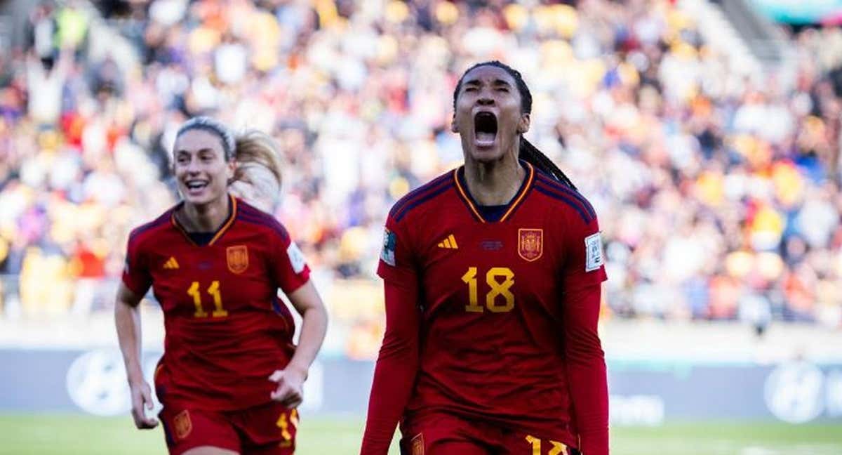 Salma Paralluelo y Alexia Putellas celebran un tanto con España.