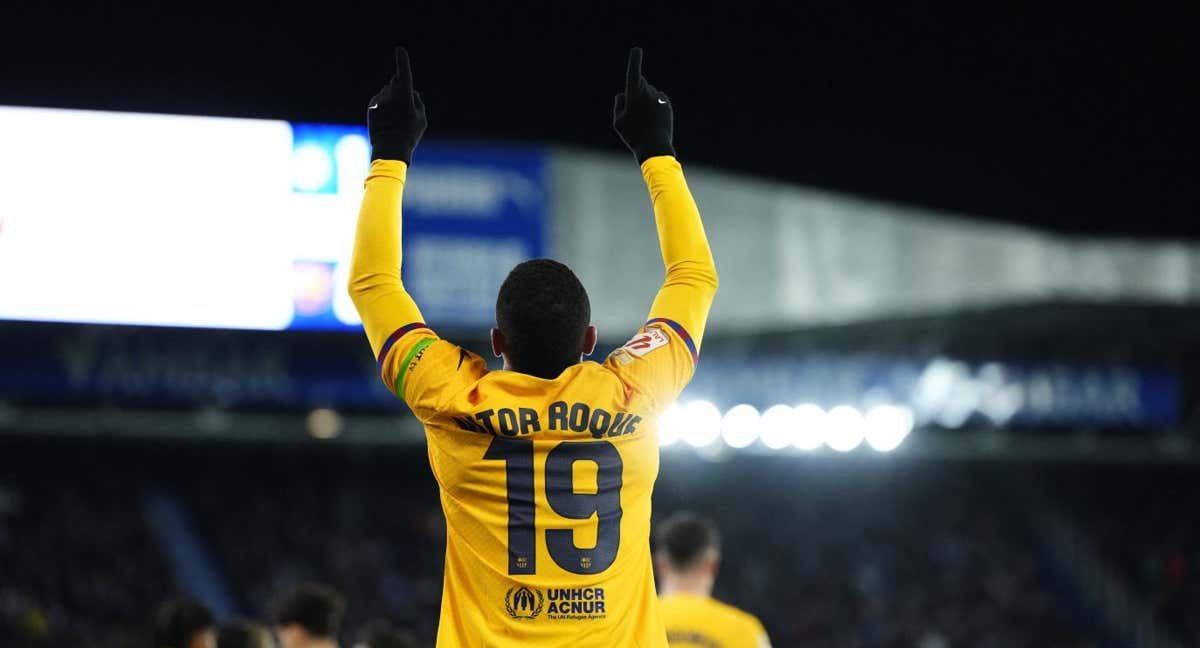 Vitor Roque celebra el gol en campo del Alavés./AFP