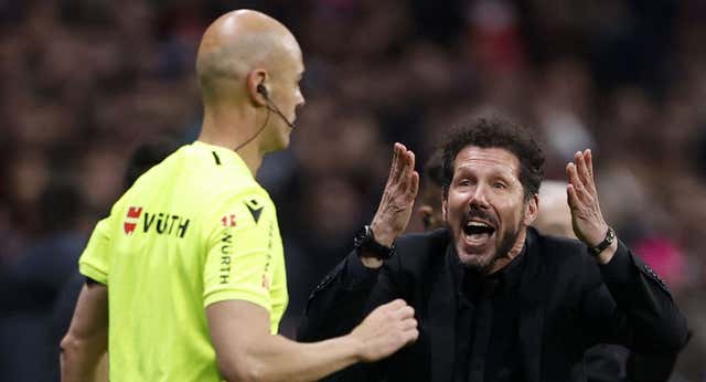 Simeone exculpa a Reinildo, no habla del árbitro y alaba a su equipo