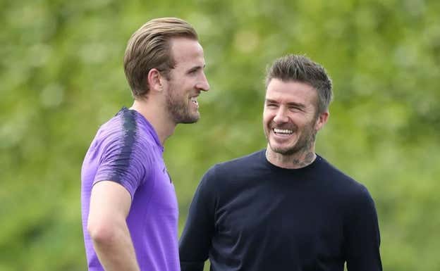 Harry Kane y David Beckham, durante una charla en un entrenamiento. Getty Images