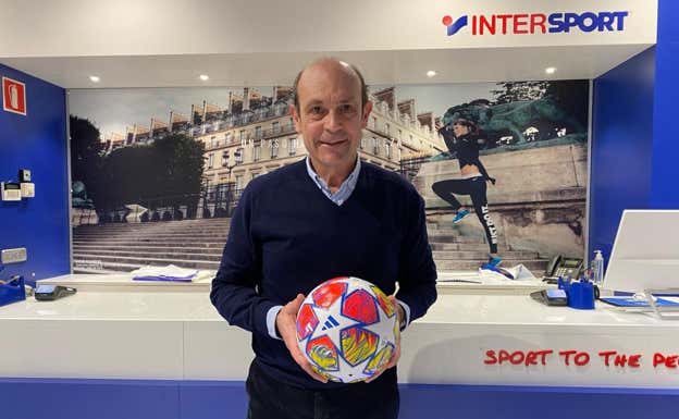 Txema Lumbreras regenta una tienda de deportes en Tudela.  Relevo
