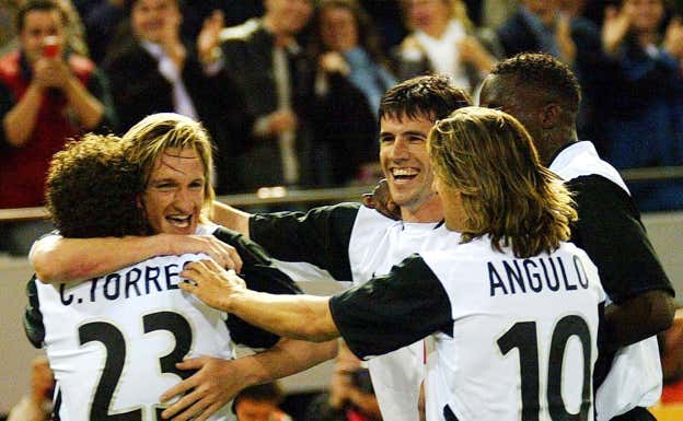 Mista celebrando un gol con sus compañeros.  AP