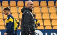 Mehdi Nafti, entrenador del Alcorcón... ¡se lesiona en un entrenamiento!