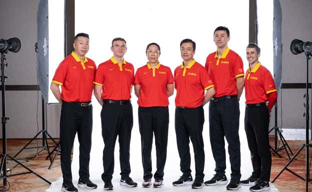 César Rupérez, el segundo por la izquierda, junto al staff de China. FIBA