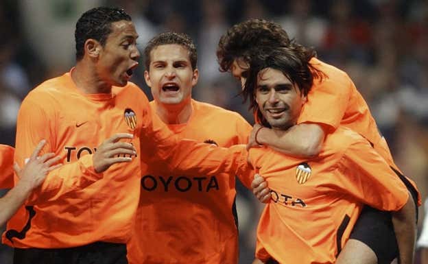 Los jugadores del Valencia celebrando el gol de Ayala en el Bernabéu.  AP