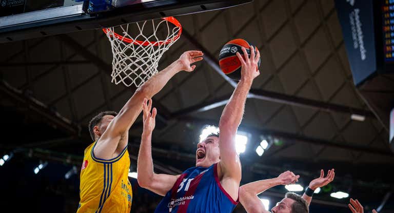 Rokas Jokubaitis lanza a canasta durante el partido frente al Alba Berlín