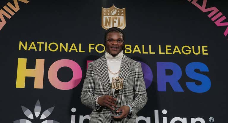 Lamar Jackson, con su galardón.