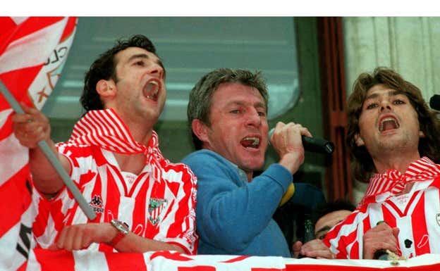 Luis Fernández, celebrando junto a Joseba Etxeberria y Julen Guerrero el subcampeonato de la 97/98.  El Correo