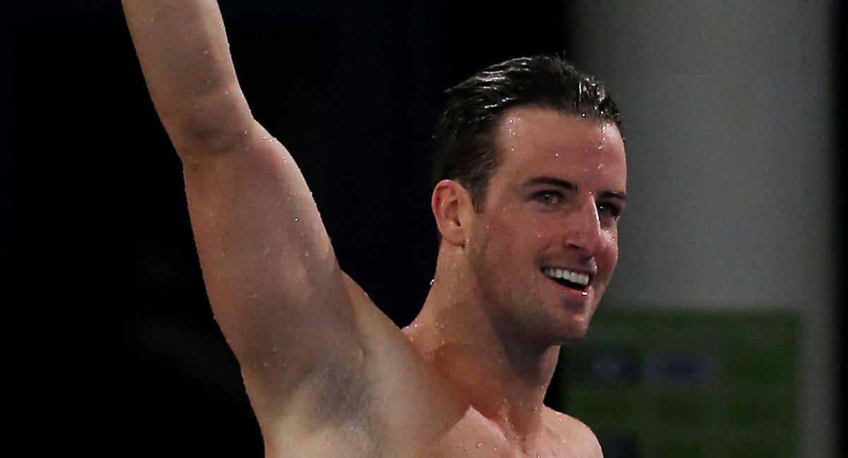 James Magnussen celebra haber ganado la medalla de oro en la final masculina de 100 metros estilo libre en 2014.
