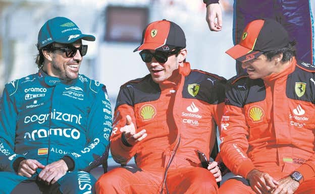 Fernando Alonso junto a los pilotos de Ferrari. AFP