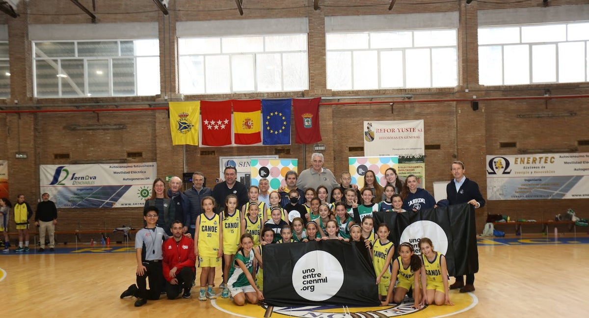 Foto de familia de la presentación de Canastas contra el Cáncer en el Real Canoe.
