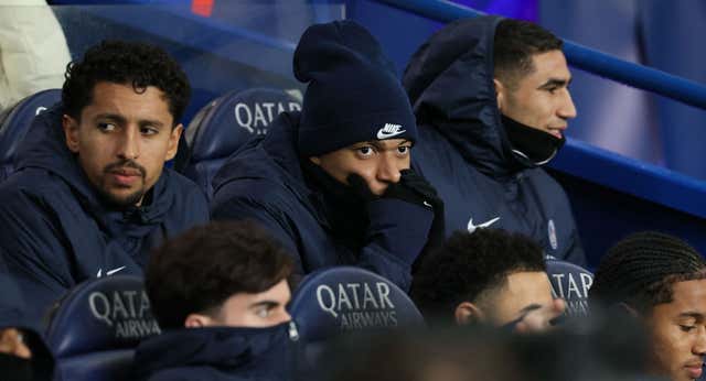 Mbappé no sale del banquillo casi tres años después, pero el PSG no falla antes de la Champions