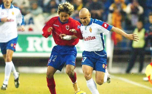Lee Chun Soo pugna con Movilla por un balón durante su época en el Numancia.  Efe