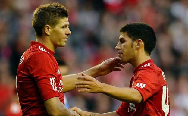 Steven Gerrard y Dani Pacheco durante un partido del Liverpool. Getty Images