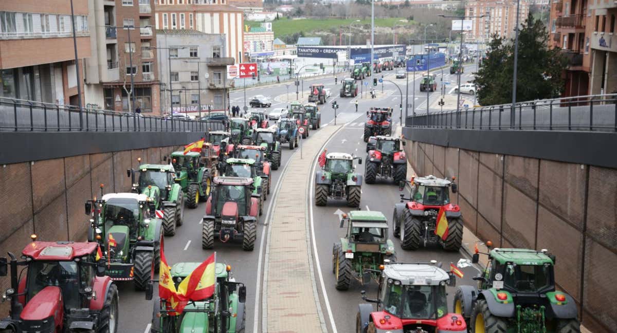 Los tractores acceden a Valladolid en apoyo a la huelga de agricultores./El Norte de Castilla