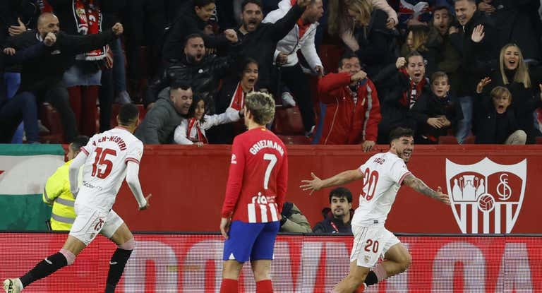 Isaac celebra con Griezamnn de fondo.