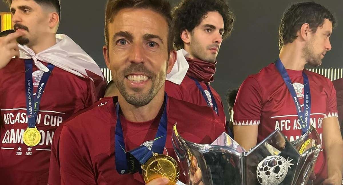 Luis García levanta la Copa Asia.