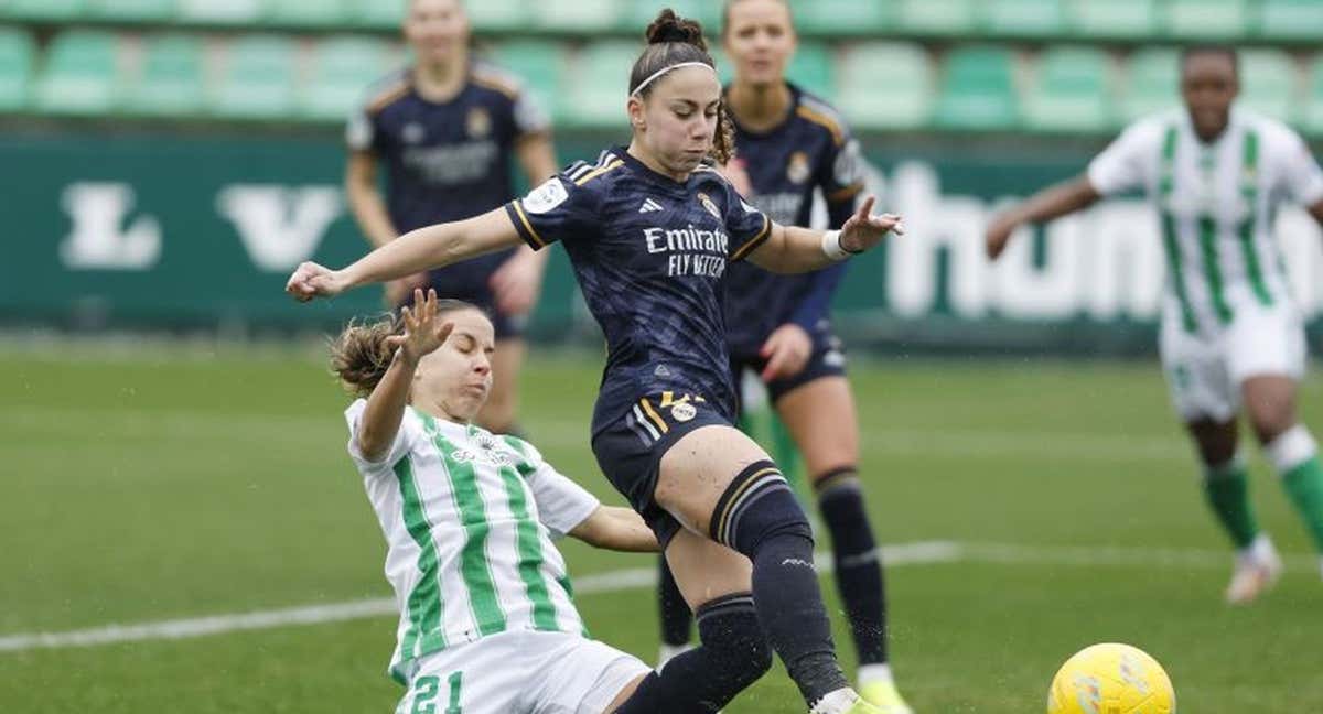 Athenea del Castillo, jugadora del Real Madrid, durante una ocasión ante la presión de Paula Perea, defensa del Betis, durante el partido de la Liga F en la Ciudad Deportiva Luis del Sol. /LALIGA