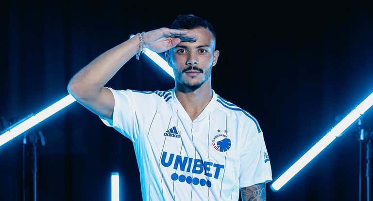 Diogo Gonçalves durante su presentación con el equipo danés.