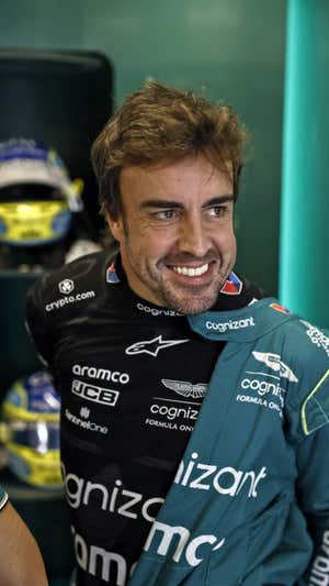 Fernando Alonso sonríe en una carrera de la Fórmula 1 2023.  Aston Martin F1