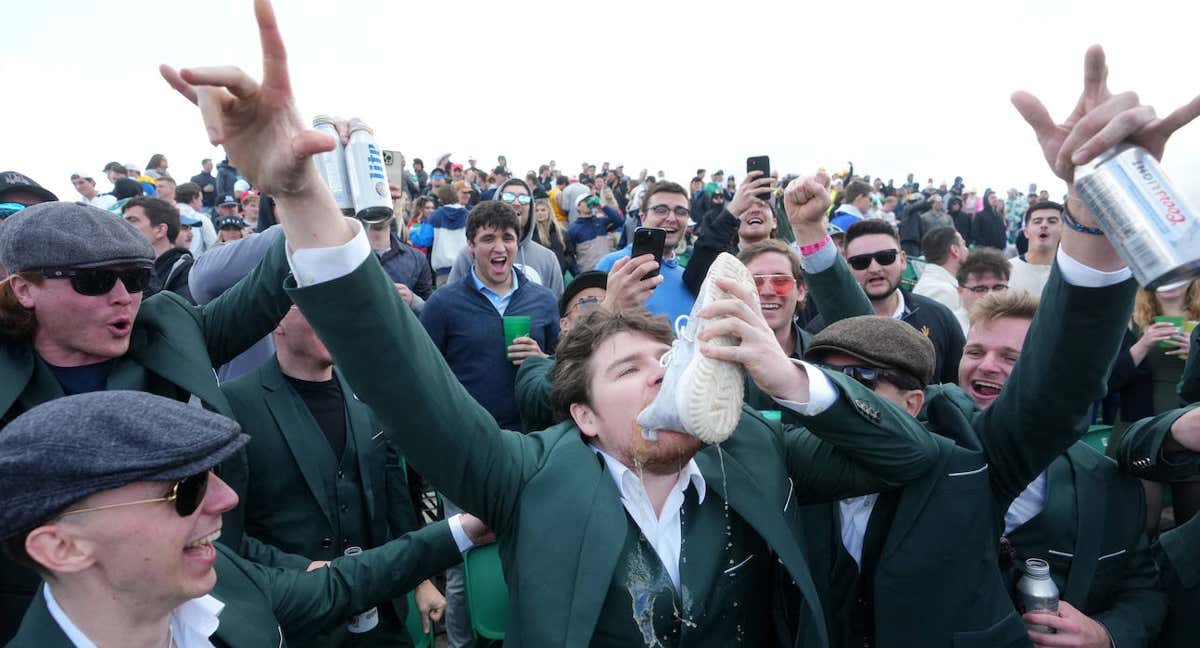 Un aficionado bebe alcohol usando su zapatilla como recipiente./Reuters