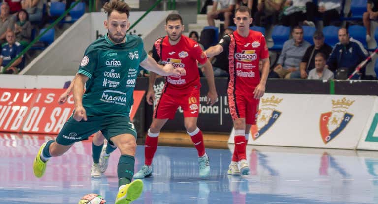 Jonathan Linhares dispara a portería durante un partido frente a ElPozo Murcia en Anaitasuna.