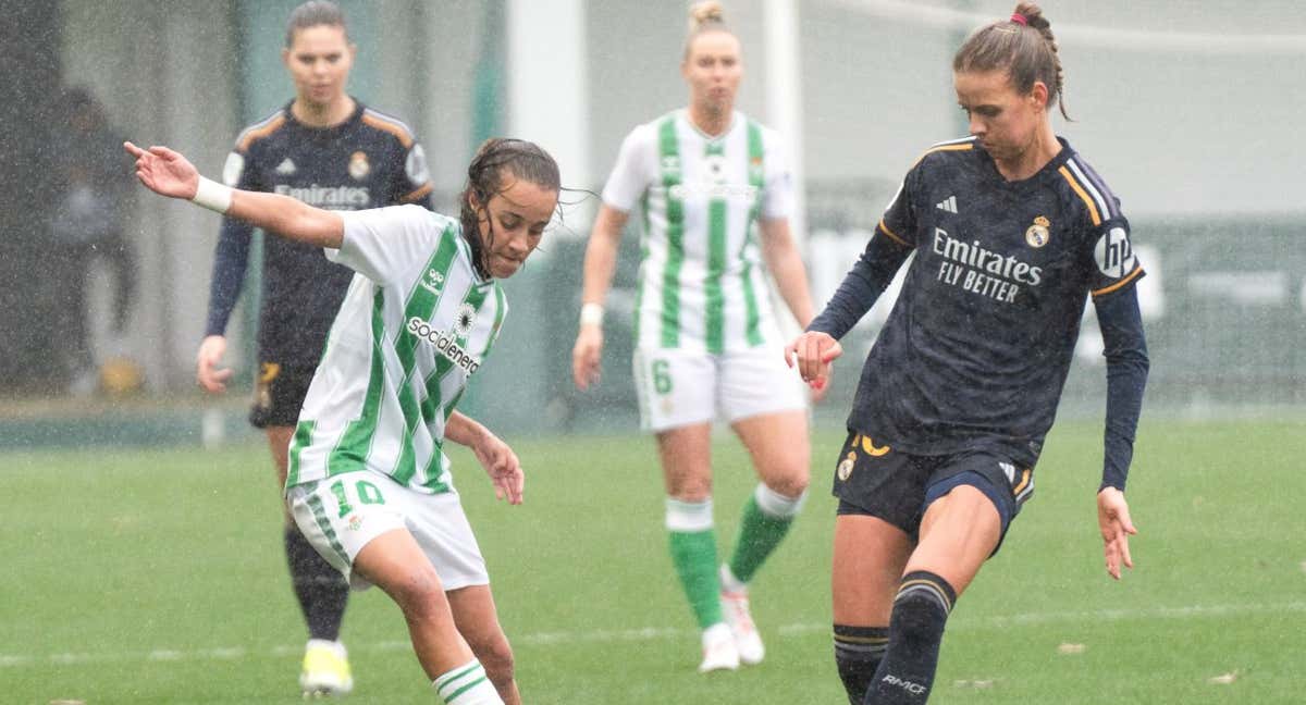 Rosa Márquez, del Betis, y Moller, del Real Madrid, en el partido de la Liga F. /BETIS FEMENINO