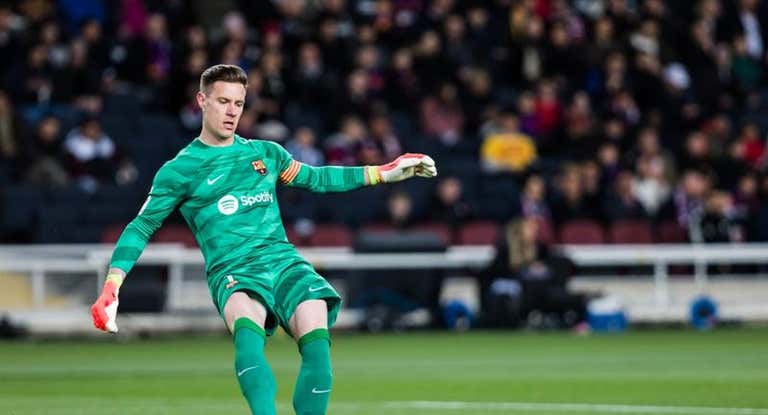 Ter Stegen, con el balón en los pies, en el partido ante el Granada.