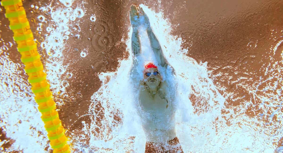 Adam Peaty se ha colgado la medalla de bronce mundial en los 100 metros braza en Doha./AFP