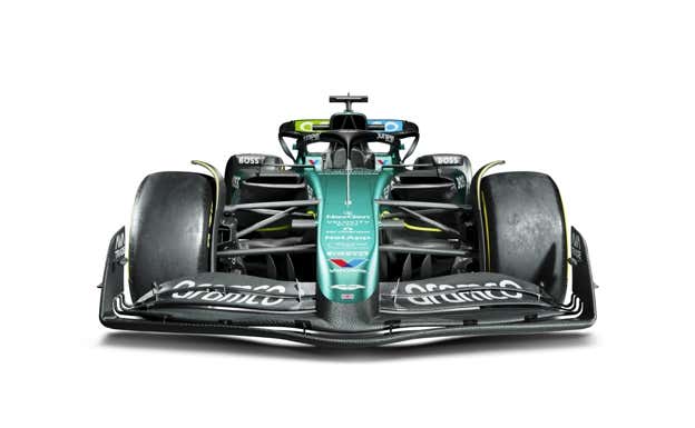 Vista frontal del nuevo Aston Martin para la F1 2024.  Aston Martin F1