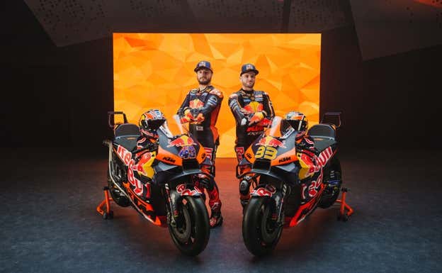 Brad Binder y Jack Miller, con los nuevos colores de KTM para MotoGP 2024.  Philip Platzer