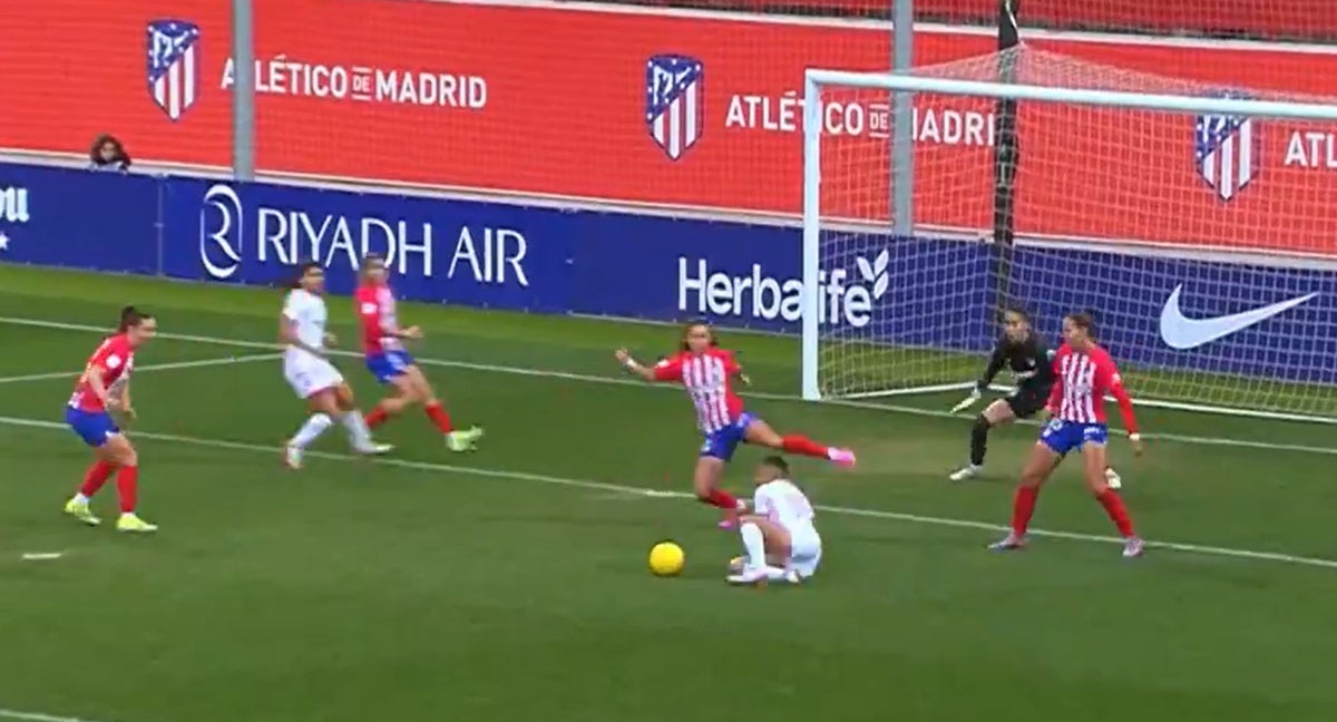 Jugada del derbi entre el Atlético y el Madrid CFF.
