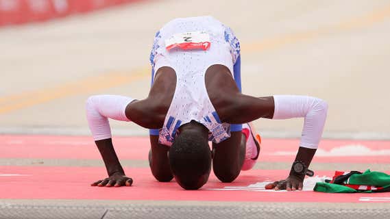 Kelvin Kiptum celebra su récord mundial en el maratón de Chicago 2023./AFP