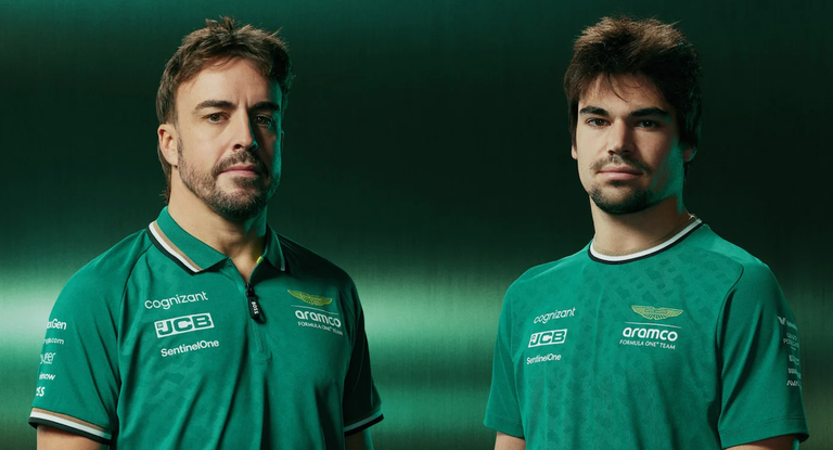 Fernando Alonso, junto a su compañero Lance Stroll, con el nuevo polo de Aston Martin.