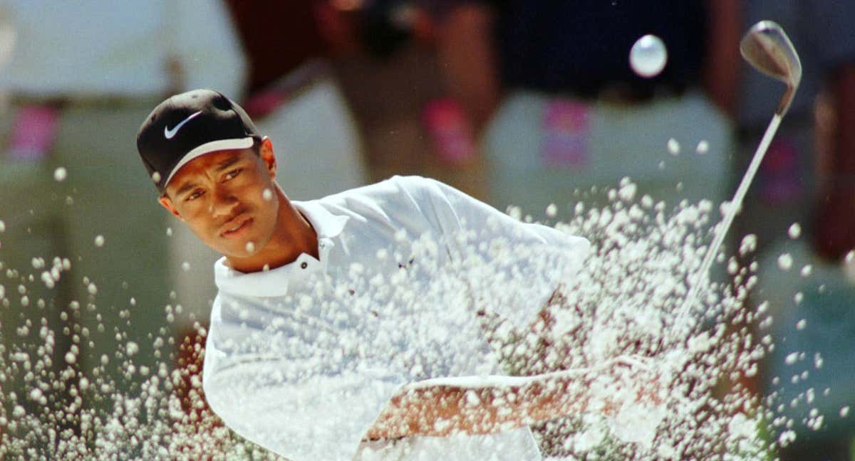Tiger Woods golpeando desde el bunker en el Master de Augusta de 1997.