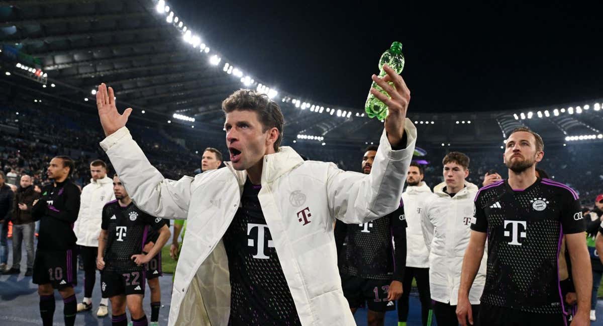 Müller lidera a sus compañeros a saludar a sus hinchas, enfadados tras el final del partido. /REUTERS