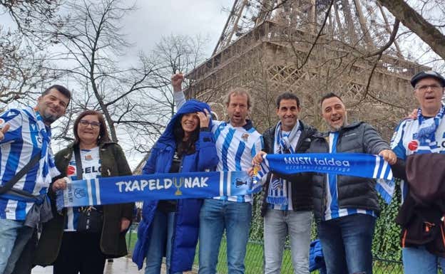 Aficionados txuri urdin, con la Torre Eiffel de fondo.  Relevo