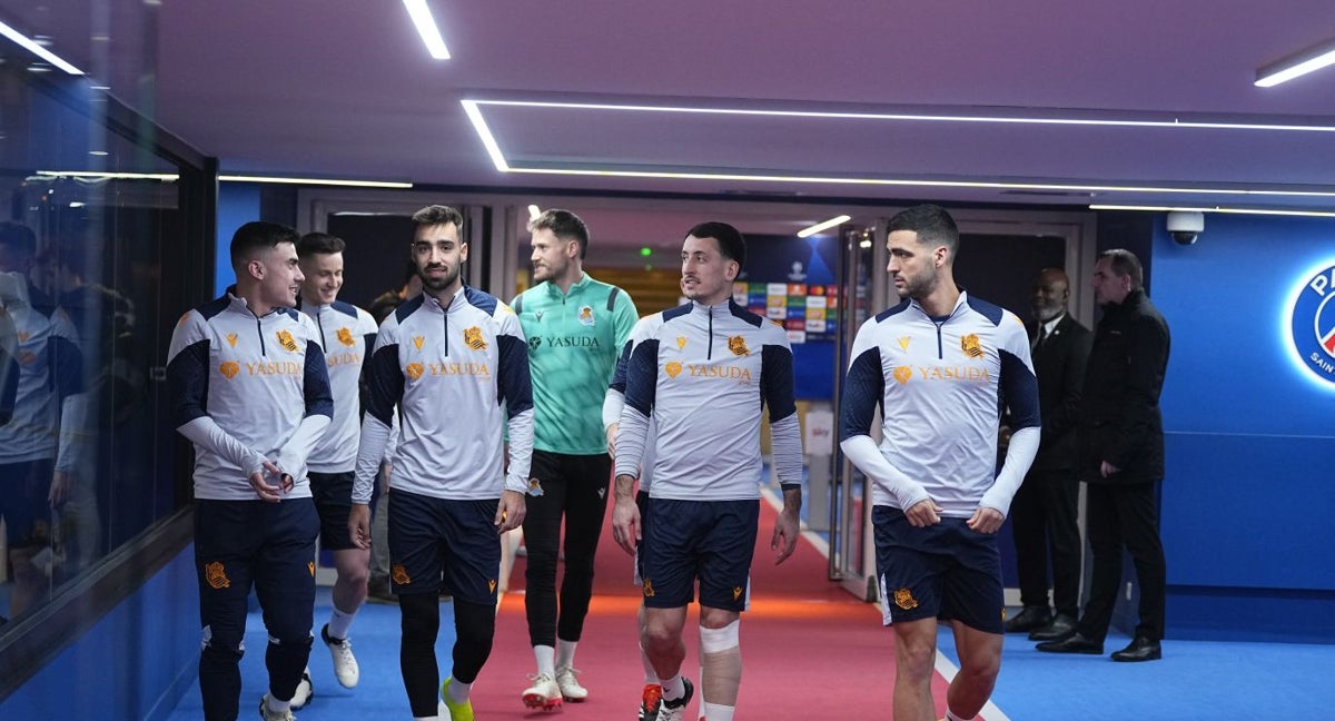 Mikel Oyarzal salel campo a calentar junto a Merino, Brais, BArrenetxea, Remiro y Turrientes.
